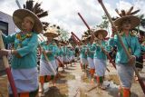 Sejumlah penari membawakan tarian Mecaq Undat saat berlangsungnya Festival Budaya Dayak Kenyah 2025 di Lamin Adat Pemung Tawai, Desa Budaya Pampang, Tanah Merah, Samarinda, Kalimantan Timur, Kamis (19/6/2025). Festival dalam rangka memeriahkan ulang tahun dan pesta panen Desa Budaya Pampang itu bertujuan untuk merayakan keberagaman, mempertahankan kearifan lokal, dan membagikan keindahan budaya kepada generasi muda maupun pengunjung dari luar daerah itu berlangsung hingga 22 Juni 2025. Antara Kaltim/M Risyal Hidayat