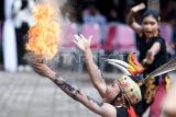 Penari Dayak Maanyan beratraksi saat berlangsungnya Festival Budaya Dayak Kenyah 2025 di Lamin Adat Pemung Tawai, Desa Budaya Pampang, Tanah Merah, Samarinda, Kalimantan Timur, Kamis (19/6/2025). Festival dalam rangka memeriahkan ulang tahun dan pesta panen Desa Budaya Pampang itu bertujuan untuk merayakan keberagaman, mempertahankan kearifan lokal, dan membagikan keindahan budaya kepada generasi muda maupun pengunjung dari luar daerah itu berlangsung hingga 22 Juni 2025. Antara Kaltim/M Risyal Hidayat
