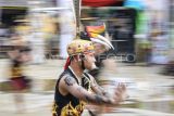 Penari Dayak Maanyan membawakan tarian saat berlangsungnya Festival Budaya Dayak Kenyah 2025 di Lamin Adat Pemung Tawai, Desa Budaya Pampang, Tanah Merah, Samarinda, Kalimantan Timur, Kamis (19/6/2025). Festival dalam rangka memeriahkan ulang tahun dan pesta panen Desa Budaya Pampang itu bertujuan untuk merayakan keberagaman, mempertahankan kearifan lokal, dan membagikan keindahan budaya kepada generasi muda maupun pengunjung dari luar daerah itu berlangsung hingga 22 Juni 2025. Antara Kaltim/M Risyal Hidayat