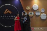 Petugas menjelaskan kepada pengunjung Asthara SKyfront City usai launching, Kamis (19/6/2025). Asthara SKyfront City merupakan ruang perkotaan modern yang dirancang menjadi kawasan hunian, pusat perbelanjaan dan bisnis terpadu yang berorientasi pada konektivitas yang dibangun di atas lahan seluas 1.100 hektare, serta diharapkan mampu mendukung mobilitas dan mendongkrak pertumbuhan ekonomi nasional. ANTARA FOTO/Galih Pradipta/gp