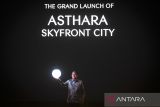 CEO Asthara Skyfront City, Supardi Ang secara simbolis melaunching Asthara SKyfront City di Jakarta, Kamis (19/6/2025). Asthara SKyfront City merupakan ruang perkotaan modern yang dirancang menjadi kawasan hunian, pusat perbelanjaan dan bisnis terpadu yang berorientasi pada konektivitas yang dibangun di atas lahan seluas 1.100 hektare, serta diharapkan mampu mendukung mobilitas dan mendongkrak pertumbuhan ekonomi nasional. ANTARA FOTO/Galih Pradipta/gp