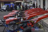 Kelompok tani memeriksa traktor pemberian bantuan alat mesin Pra-panen di Dinas Pertanian dan Ketahanan Pangan (DPKP) Kabupaten Ciamis, Jawa Barat, Kamis (19/6/2025). Kementerian Pertanian menyerahkan bantuan alat pertanian berupa tujuh traktor roda 2 berkapasitas 8,5 pk dan 32 unit pompa air untuk menunjang produktifitas dan percepatan hasil pertanian dalam program swasemba pangan yang dicanangkan Presiden Prabowo. ANTARA FOTO/Adeng Bustomi/agr