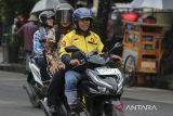 Pengendara ojek daring membawa penumpang melintas di Jalan Veteran, Kota Serang, Banten, Kamis (19/6/2025). Direktur Kepesertaan BPJS Ketenagakerjaan Pramudya Iriawan Buntoro mengatakan sebanyak 320 ribu mitra pengemudi ojek daring dari berbagai platform telah terdaftar sebagai peserta per Mei 2025, serta mendorong agar para mitra pengemudi dapat mendaftarkan diri demi mendapatkan perlindungan kerja dan jaminan sosial. ANTARA FOTO/Angga Budhiyanto/gp