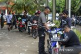 Petugas melakukan cek fisik kendaraan untuk pembayaran pajak kendaraan bermotor (PKB) di Samsat Ciruas, Kabupaten Serang, Banten, Kamis (19/6/2025). Badan pendapatan Daerah (Bapenda) Provinsi Banten mencatat realisasi pendapatan daerah dari sektor pajak kendaraan bermotor (PKB) pada program pemutihan pajak kendaraan meliputi penghapusan denda keterlambatan dan pembebasan bea balik nama kendaraan bermotor hingga Juni 2025 telah mencapai Rp588 miliar. ANTARA FOTO/Muhammad Bagus Khoirunas/gp