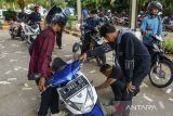 Petugas melakukan cek fisik kendaraan untuk pembayaran pajak kendaraan bermotor (PKB) di Samsat Ciruas, Kabupaten Serang, Banten, Kamis (19/6/2025). Badan pendapatan Daerah (Bapenda) Provinsi Banten mencatat realisasi pendapatan daerah dari sektor pajak kendaraan bermotor (PKB) pada program pemutihan pajak kendaraan meliputi penghapusan denda keterlambatan dan pembebasan bea balik nama kendaraan bermotor hingga Juni 2025 telah mencapai Rp588 miliar. ANTARA FOTO/Muhammad Bagus Khoirunas/gp