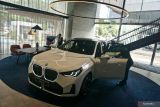 Pengunjung melihat mobil model BMW X3 20 xDrive M Sport saat peluncuran di BMW Retail.Next Surabaya, Kamis (19/6/2025). BMW Astra meluncurkan model terbarunya, yakni BMW X3 20 xDrive M Sport seharga Rp1,695 miliar dan BMW 218 Gran Coupe M Sport Rp1,055 miliar untuk on the road (otr) Surabaya. ANTARA Jatim/Naufal Ammar Imaduddin/mas.
