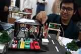 Mahasiswa menunjukkan cara kerja purwarupa sistem parkir otomatis berbasis Internet of Things (IoT) dalam Tech Fest di Universitas Brawijaya, Malang, Jawa Timur, Kamis (19/6/2025). Pameran teknologi tersebut digelar selama dua hari dengan menampilkan puluhan inovasi penerapan IoT karya mahasiswa untuk meningkatkan literasi digital masyarakat sekaligus mendukung transformasi digital di berbagai sektor. ANTARA Jatim/Ari Bowo Sucipto/mas.