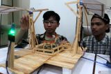 Mahasiswa menunjukkan cara kerja purwarupa alat pengatur atap kandang hewan berbasis Internet of Things (IoT) dalam Tech Fest di Universitas Brawijaya, Malang, Jawa Timur, Kamis (19/6/2025). Pameran teknologi tersebut digelar selama dua hari dengan menampilkan puluhan inovasi penerapan IoT karya mahasiswa untuk meningkatkan literasi digital masyarakat sekaligus mendukung transformasi digital di berbagai sektor. ANTARA Jatim/Ari Bowo Sucipto/mas.