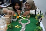 Mahasiswa menunjukkan cara kerja purwarupa alat penyiram taman otomatis berbasis Internet of Things (IoT) dalam Tech Fest di Universitas Brawijaya, Malang, Jawa Timur, Kamis (19/6/2025). Pameran teknologi tersebut digelar selama dua hari dengan menampilkan puluhan inovasi penerapan IoT karya mahasiswa untuk meningkatkan literasi digital masyarakat sekaligus mendukung transformasi digital di berbagai sektor. ANTARA Jatim/Ari Bowo Sucipto/mas.
