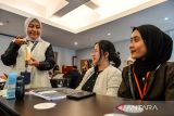 Pelaku usaha kecantikan memberikan pematerian pengenalan produk kepada pelaku UMKM pada program berdaya bersama di Bandung, Jawa Barat, Kamis (19/6/2025). Pemerintah melalui Kementerian Koordinator Bidang Pemberdayaan Masyarakat (Kemenko PM) menggelar program Bootcamp Berdaya Bersama yang merupakan bagian dari inisiatif nasional Perintis Berdaya untuk meningkatkan kompetensi bagi 65 orang pelaku UMKM, koperasi, dan pelaku ekonomi kreatif dari berbagai kota yang ada di Jawa Barat dengan menghadirkan pelatihan terstruktur hasil kolaborasi antara Kemenko PM dan mitra industri dari sektor teknologi, keuangan, hingga ekonomi kreatif. ANTARA FOTO/Raisan Al Farisi/agr