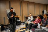 Pendiri produk alas kaki Brodo Putera Dwi Kurnia memberikan pematerian pengenalan produk kepada pelaku UMKM pada program berdaya bersama di Bandung, Jawa Barat, Kamis (19/6/2025). Pemerintah melalui Kementerian Koordinator Bidang Pemberdayaan Masyarakat (Kemenko PM) menggelar program Bootcamp Berdaya Bersama yang merupakan bagian dari inisiatif nasional Perintis Berdaya untuk meningkatkan kompetensi bagi 65 orang pelaku UMKM, koperasi, dan pelaku ekonomi kreatif dari berbagai kota yang ada di Jawa Barat dengan menghadirkan pelatihan terstruktur hasil kolaborasi antara Kemenko PM dan mitra industri dari sektor teknologi, keuangan, hingga ekonomi kreatif. ANTARA FOTO/Raisan Al Farisi/agr