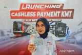 Petugas menunjukan kartu multi trip (KMT) usai peluncuran KMT di Stasiun Bandung, Jawa Barat, Kamis (19/6/2025). KAI Commuter Indonesia bekerja sama dengan Dinas Perhubungan Jawa Barat meluncurkan kartu multi trip yang dapat digunakan untuk transaksi pembayaran tiket Bus Metro Jabar Trans di Stasiun Bandung guna mempermudah penumpang untuk melakukan pembayaran. ANTARA FOTO/Raisan Al Farisi/agr