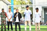 Kepala Dinas Kebudayaan, Kepemudaan, Olahraga dan Pariwisata (Disbudporapar) Tanah Bumbu Samsuddin (tengah) membukan  turnamen Minisoccer Basatu Cup 2025.
Ajang bergengsi ini digelar dalam rangka memperingati BUMDes Sungai Dua Kecamatan Simpang Empat Kabupaten Tanah Bumbu Kalimantan Selatan berlangsung selama tiga hari. Kamis (19/6/2026).
