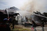 Petugas Pemadam Kebakaran bersama TNI dan Polri  memadamkan api saat kebakaran rumah di Komplek Perumahan Perusahaan Jawatan Kereta Api (PJKA), Kampung Ateuk Pahlawan, Banda Aceh, Aceh, Kamis (19/6/2025).  Kebakaran komplek perumahan PJKA di kawasan padat penduduk itu menghangus dua unit rumah dan empat bangunan  lainnya, termasuk dua di antaranya  usaha warung makan dan barang kelontong dalam kondisi rusak ringan, sedangkan penyebab  kebakaran itu masih dalam tahap penyelidikan aparat kepolisian .ANTARA FOTO/Ampelsa.