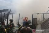 Petugas Pemadam Kebakaran bersama TNI dan Polri  memadamkan api saat kebakaran rumah di Komplek Perumahan Perusahaan Jawatan Kereta Api (PJKA), Kampung Ateuk Pahlawan, Banda Aceh, Aceh, Kamis (19/6/2025).  Kebakaran komplek perumahan PJKA di kawasan padat penduduk itu menghangus dua unit rumah dan empat bangunan  lainnya, termasuk dua di antaranya  usaha warung makan dan barang kelontong dalam kondisi rusak ringan, sedangkan penyebab  kebakaran itu masih dalam tahap penyelidikan aparat kepolisian .ANTARA FOTO/Ampelsa.