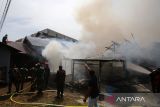 Petugas Pemadam Kebakaran bersama TNI dan Polri  memadamkan api saat kebakaran rumah di Komplek Perumahan Perusahaan Jawatan Kereta Api (PJKA), Kampung Ateuk Pahlawan, Banda Aceh, Aceh, Kamis (19/6/2025).  Kebakaran komplek perumahan PJKA di kawasan padat penduduk itu menghangus dua unit rumah dan empat bangunan  lainnya, termasuk dua di antaranya  usaha warung makan dan barang kelontong dalam kondisi rusak ringan, sedangkan penyebab  kebakaran itu masih dalam tahap penyelidikan aparat kepolisian .ANTARA FOTO/Ampelsa.