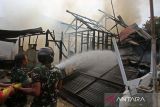 Petugas Pemadam Kebakaran bersama TNI dan Polri  memadamkan api saat kebakaran rumah di Komplek Perumahan Perusahaan Jawatan Kereta Api (PJKA), Kampung Ateuk Pahlawan, Banda Aceh, Aceh, Kamis (19/6/2025).  Kebakaran komplek perumahan PJKA di kawasan padat penduduk itu menghangus dua unit rumah dan empat bangunan  lainnya, termasuk dua di antaranya  usaha warung makan dan barang kelontong dalam kondisi rusak ringan, sedangkan penyebab  kebakaran itu masih dalam tahap penyelidikan aparat kepolisian .ANTARA FOTO/Ampelsa.