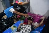 Petugas Dinas Kependudukan dan Pencatatan Sipil (Disdukcapil) Kota Bogor melakukan perekaman mata seorang warga penyandang disabilitas untuk pembuatan KTP elektronik saat Layanan Jempol Bahagia di Sindangbarang Loji RT 05/05, Kelurahan Loji, Kota Bogor, Jawa Barat, Rabu (18/6/2025). Layanan Jempol Bahagia merupakan program jemput bola dari Disdukcapil Kota Bogor untuk pelayanan administrasi kependudukan terutama bagi penduduk rentan yang kesulitan mengakses layanan di kantor disdukcapil seperti lansia dan penderita sakit berat, disabilitas, serta orang dengan gangguan jiwa (ODGJ). ANTARA FOTO/Arif Firmansyah/tom. 