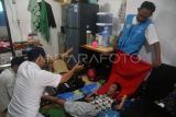 Petugas Dinas Kependudukan dan Pencatatan Sipil (Disdukcapil) Kota Bogor melakukan perekaman KTP elektronik seorang warga penyandang disabilitas saat Layanan Jempol Bahagia di Sindangbarang Loji RT 05/05, Kelurahan Loji, Kota Bogor, Jawa Barat, Rabu (18/6/2025). Layanan Jempol Bahagia merupakan program jemput bola dari Disdukcapil Kota Bogor untuk pelayanan administrasi kependudukan terutama bagi penduduk rentan yang kesulitan mengakses layanan di kantor disdukcapil seperti lansia dan penderita sakit berat, disabilitas, serta orang dengan gangguan jiwa (ODGJ). ANTARA FOTO/Arif Firmansyah/tom. 