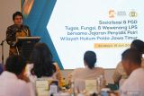 Direktur Eksekutif Hukum Lembaga Penjamin Simpanan (LPS) Ary Zulfikar (kiri) menyampaikan sambutan saat pembukaan Sosialisasi dan Focus Group Discussion (FGD) Tugas, Fungsi dan Wewenang LPS bersama Jajaran Penyidik Polri wilayah hukum Polda Jatim  di Surabaya, Jawa Timur, Kamis (19/6/2025). Kegiatan yang dihadiri oleh perwakilan dari Bareskrim Polri, Direktorat Reserse Kriminal Khusus Polda Jawa Timur serta unsur penyidik dari Polrestabes Surabaya, Polres Banyuwangi, Polres Sidoarjo, Polres Jember dan Polres Mojokerto tersebut merupakan bagian dari program rutin LPS guna memperkuat kolaborasi antar lembaga penegak hukum sekaligus meningkatkan pemahaman terhadap peran, fungsi dan kewenangan LPS dalam sistem keuangan dan perbankan nasional. ANTARA Jatim/Moch Asim.