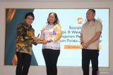 Direktur Eksekutif Hukum Lembaga Penjamin Simpanan (LPS) Ary Zulfikar (kiri) menyerahkan plakat kepada Perwakilan Direktorat Tindak Pidana Ekonomi dan Khusus Bareskrim Polri Kompol Eka Fanny Pradita (tengah) disaksikan Wakil Direktur Reserse Kriminal Khusus Polda Jawa Timur AKBP Lintar Mahardono (kanan) saat pembukaan Sosialisasi dan Focus Group Discussion (FGD) Tugas, Fungsi dan Wewenang LPS bersama Jajaran Penyidik Polri wilayah hukum Polda Jatim  di Surabaya, Jawa Timur, Kamis (19/6/2025). Kegiatan yang dihadiri oleh perwakilan dari Bareskrim Polri, Direktorat Reserse Kriminal Khusus Polda Jawa Timur serta unsur penyidik dari Polrestabes Surabaya, Polres Banyuwangi, Polres Sidoarjo, Polres Jember dan Polres Mojokerto tersebut merupakan bagian dari program rutin LPS guna memperkuat kolaborasi antar lembaga penegak hukum sekaligus meningkatkan pemahaman terhadap peran, fungsi dan kewenangan LPS dalam sistem keuangan dan perbankan nasional. ANTARA Jatim/Moch Asim.