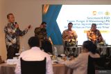 Direktur Group Investigasi Lembaga Penjamin Simpanan (LPS) Tatit Triyanto (kiri) menyampaikan materi saat Sosialisasi dan Focus Group Discussion (FGD) Tugas, Fungsi dan Wewenang LPS bersama Jajaran Penyidik Polri wilayah hukum Polda Jatim  di Surabaya, Jawa Timur, Kamis (19/6/2025). Kegiatan yang dihadiri oleh perwakilan dari Bareskrim Polri, Direktorat Reserse Kriminal Khusus Polda Jawa Timur serta unsur penyidik dari Polrestabes Surabaya, Polres Banyuwangi, Polres Sidoarjo, Polres Jember dan Polres Mojokerto tersebut merupakan bagian dari program rutin LPS guna memperkuat kolaborasi antar lembaga penegak hukum sekaligus meningkatkan pemahaman terhadap peran, fungsi dan kewenangan LPS dalam sistem keuangan dan perbankan nasional. ANTARA Jatim/Moch Asim.
