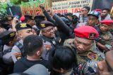 Sejumlah anggota Polri terlibat aksi dorong dengan massa yang menolak eksekusi pengosongan bangunan di Jalan Dr Soetomo No 55, Surabaya, Jawa Timur, Kamis (19/6/2025). Polrestabes Surabaya mengerahkan 681 personel gabungan untuk mengamankan jalannya eksekusi pengosongan rumah yang dilakukan oleh Juru Sita Pengadilan Negeri Surabaya. ANTARA Jatim/Didik Suhartono/mas.