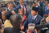 Presiden Prabowo Subianto (kanan) menyapa mahasiswa dan diaspora Indonesia usai tiba di hotel tempat Presiden menginap di St. Petersburg, Rusia, Rabu (18/6/2025). Pada kunjungan kenegaraannya itu, Presiden Prabowo akan melakukan pertemuan bilateral dengan Presiden Vladimir Putin serta menjadi pembicara utama dalam St. Petersburg International Economic Forum (SPIEF) 2025. ANTARA FOTO/Genta Tenri Mawangi/app/YU