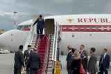 Presiden Prabowo Subianto menuruni anak tangga pesawat kepresidenan setibanya di Terminal VVIP Bandar Udara Internasional Pulkovo, St. Petersburg, Rusia, Rabu (18/6/2025). Pada kunjungan kenegaraan ke Rusia tersebut Presiden Prabowo akan melakukan pertemuan bilateral dengan Presiden Vladimir Putin serta menjadi pembicara utama dalam St. Petersburg International Economic Forum (SPIEF) 2025. ANTARA FOTO/Genta Tenri/wpa/tom.