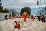 Sejumlah penari menampilkan tari Reog Ponorogo saat pembukaan Eksotika Bromo di Amphitheater Jembatan Kaca Seruni Point Bromo, Kabupaten Probolinggo, Jawa Timur, Jumat (20/6/2025). Kegiatan yang menampilkan sejumlah tarian tradisional tersebut sebagai pembukaan gelaran Eksotika Bromo yang berlangsung pada 21-22 Juni 2025. Antara Jatim/Irfan Sumanjaya/um
