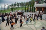 Sejumlah pengunjung menari diiringi musik tradisional suku Tengger saat pembukaan Eksotika Bromo di Amphitheater Jembatan Kaca Seruni Point Bromo, Kabupaten Probolinggo, Jawa Timur, Jumat (20/6/2025). Kegiatan yang menampilkan sejumlah tarian tradisional tersebut sebagai pembukaan gelaran Eksotika Bromo yang berlangsung pada 21-22 Juni 2025. Antara Jatim/Irfan Sumanjaya/um