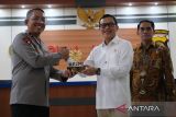 Menteri Pelindungan Pekerja Migran Indonesia Abdul Kadir Karding (tengah) didampingi Sekjen Kementerian Pelindungan Pekerja Migran Indonesia (P2MI) Dwiyono (kanan) saat menyerahkan cenderamata kepada Wakapolda Kalimantan Barat Brigjen Pol Roma Hutajulu (kiri) dalam acara Deklarasi Komitmen Bersama Pencegahan & Pemberantasan Penempatan Pekerja Migran Indonesia Non Prosedural & Tindak Pidana Perdagangan Orang (TPPO) di Polda Kalimantan Barat, Jumat (20/6/2025). Menteri P2MI menekankan pentingnya sinergi lintas sektor untuk memperkuat perlindungan pekerja migran dan menanggulangi TPPO khususnya di Kalimantan Barat, mengingat provinsi tersebut rawan menjadi jalur keluar-masuk pekerja migran ilegal dari berbagai daerah di Indonesia yang melalui lebih dari 70 jalur tikus di wilayah perbatasan. ANTARA FOTO/Jessica Wuysang