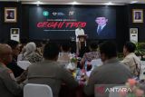 Menteri Pelindungan Pekerja Migran Indonesia (P2MI) Abdul Kadir Karding berpidato dalam acara Deklarasi Komitmen Bersama Pencegahan & Pemberantasan Penempatan Pekerja Migran Indonesia Non Prosedural & Tindak Pidana Perdagangan Orang (TPPO) di Polda Kalimantan Barat, Jumat (20/6/2025). Menteri P2MI menekankan pentingnya sinergi lintas sektor untuk memperkuat perlindungan pekerja migran dan menanggulangi TPPO khususnya di Kalimantan Barat, mengingat provinsi tersebut rawan menjadi jalur keluar-masuk pekerja migran ilegal dari berbagai daerah di Indonesia yang melalui lebih dari 70 jalur tikus di wilayah perbatasan. ANTARA FOTO/Jessica Wuysang