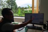 Petugas memantau aktivitas erupsi Gunung Raung melalui seismograf dari Pos Pengamatan Gunung Api (PPGA) Raung Songgon, Banyuwangi, Jawa Timur, Jumat (20/6/2025). Petugas PPGA Raung mencatat terjadi enam kali letusan dengan ketinggian kolom abu mencapai 1.000 hingga 2.000 meter di atas puncak mengarahkan ke selatan. ANTARA Jatim/Budi Candra Setya/mas.