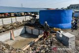 Pekerja penyelesaikan proyek pembangunan biodigester di Pasar Gedebage, Bandung, Jawa Barat, Jumat (20/6/2025). Pemerintah Kota Bandung membangun biodigester di Pasar Gedebage yang ditujukan untuk memperkuat sistem pengelolaan sampah organik secara berkelanjutan sekaligus mengurangi beban ke tempat pembuangan akhir yang telah melebihi kapasitas. ANTARA FOTO/Raisan Al Farisi/agr