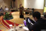 Direktur Keuangan Manajemen Resiko dan SDM Perum LKBN ANTARA Nina Kurnia Dewi memberikan paparan tentang kepemimpinan dalam Program Pengembangan Kapasitas Perusahaan PT ANTARA Elektronik Transaksi Pratama (ETP) di Malang, Jawa Timur, Jumat (20/6/2025). Kegiatan tersebut bertujuan meningkatkan kompetensi dan kualitas sumber daya manusia dari karyawan PT ANTARA ETP serta penguatan layanan perusahaan dalam menghadapi transformasi digital dan perkembangan ekonomi. ANTARA Jatim/Ari Bowo Sucipto/mas.
