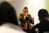 Direktur Keuangan Manajemen Resiko dan SDM Perum LKBN ANTARA Nina Kurnia Dewi memberikan paparan tentang kepemimpinan dalam Program Pengembangan Kapasitas Perusahaan PT ANTARA Elektronik Transaksi Pratama (ETP) di Malang, Jawa Timur, Jumat (20/6/2025). Kegiatan tersebut bertujuan meningkatkan kompetensi dan kualitas sumber daya manusia dari karyawan PT ANTARA ETP serta penguatan layanan perusahaan dalam menghadapi transformasi digital dan perkembangan ekonomi. ANTARA Jatim/Ari Bowo Sucipto/mas.