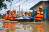 Personel Satbrimob Polda Kaltim mengevakuasi warga menggunakan perahu karet saat banjir menggenangi kawasan permukiman di Kelurahan Damai, Balikpapan, Kalimantan Timur, Kamis (19/6/2025). Menurut data Badan Penanggulangan Bencana Daerah (BPBD) Kota Balikpapan hujan dengan intensitas sedang hingga lebat menyebabkan sedikitnya 24 titik di berbagai wilayah kota tersebut terendam banjir dengan ketinggian air mencapai 30 - 70 centimeter. Antara Kaltim/Aditya Nugroho/nym/mrh