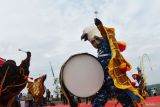 Marching band Gita Taruna Angkasa SMAN 3 Taruna Angkasa tampil pada upacara peringatan hari jadi ke-107 Kota Madiun yang digelar di kawasan Tempat Pembuangan Akhir (TPA) sampah Kota Madiun, Jawa Timur, Jumat (20/6/2025). Pemkot Madiun menggelar upacara hari jadi di kawasan tersebut sebagai upaya mengajak semua pihak mengatasi sampah, dan saat ini di areal tersebut mulai dibangun objek wisata Piramida Giza dan bukit buah. Antara Jatim/Siswowidodo/mas.