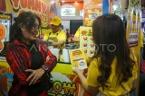 Pengunjung mencari informasi tentang bisnis waralaba kuliner saat Pameran Waralaba dan Peluang Usaha di BSCC Dome, Balikpapan, Kalimantan Timur, Jumat (20/6/2025). Pameran yang digelar 20 - 22 Juni 2025 tersebut diikuti sebanyak 67 merek bisnis dengan target nilai transaksi mencapai Rp500 miliar. .Antara Kaltim/Aditya Nugroho/agr/mrh
