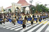 Peserta mengikuti parade drumband dan street military drumband di Kota Madiun, Jawa Timur, Jumat (20/6/2025). Kegiatan yang diikuti grup drumband siswa SMP, SMA, SMK tersebut dalam rangka memeriahkan hari jadi ke-107 Kota Madiun. Antara Jatim/Siswowidodo/um 