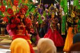 Model memeragakan busana karnaval saat digelar Madiun Kreatif Festival di ruang publik kawasan Pahlawan Street Center Kota Madiun, Jawa Timur, Jumat (20/6/2025). Kegiatan seni budaya tersebut untuk memberi hiburan secara gratis kepada warga saat kota itu merayakan HUT ke-107. Antara Jatim/Siswowidodo/um 