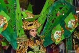 Model memeragakan busana karnaval saat digelar Madiun Kreatif Festival di ruang publik kawasan Pahlawan Street Center Kota Madiun, Jawa Timur, Jumat (20/6/2025). Kegiatan seni budaya tersebut untuk memberi hiburan secara gratis kepada warga saat kota itu merayakan HUT ke-107. Antara Jatim/Siswowidodo/