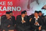 Menteri Agama RI Nasaruddin Umar (tengah) didampingi Ketua DPD PDIP Jatim MH Said Abdullah (kiri) berbincang dengan Walikota Blitar Syauqul Muhibbin (kanan) saat peringatan wafat (haul) Presiden Sukarno ke-55 di Blitar, Jawa Timur, Sabtu (21/6/2025). Selain berziarah, menteri agama juga memberikan tausiah kebangsaan pada peringatan haul yang dihadiri lebih dari sepuluh ribu kader nasionalis dan simpatisan PDIP dari seluruh indonesia. Antara Jatim/Irfan Anshori/um 