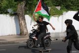 Warga bermain papan luncur atau skateboard di Surabaya, Jawa Timur, Sabtu (21/6/2025). Aksi bermain skateboard menyusuri jalan di pusat kota Surabaya yang diikuti puluhan pecinta skateboard tersebut untuk merayakan Go Skateboarding Day dan untuk memperkenalkan sekaligus memasyarakatkan olahraga skateboard kepada generasi muda. Antara Jatim/Didik Suhartono/um