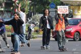 Sejumlah warga bermain papan luncur atau skateboard di Surabaya, Jawa Timur, Sabtu (21/6/2025). Aksi bermain skateboard menyusuri jalan di pusat kota Surabaya yang diikuti puluhan pecinta skateboard tersebut untuk merayakan Go Skateboarding Day dan untuk memperkenalkan sekaligus memasyarakatkan olahraga skateboard kepada generasi muda. Antara Jatim/Didik Suhartono/um