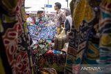 Pengunjung melihat produk fesyen yang dijual di Bazar UMKM Berdaya Bersama di Braga, Bandung, Jawa Barat, Sabtu (21/6/2025). Kementerian Koordinator Bidang Pemberdayaan Masyarakat melaksanakan bazar dengan diikuti sebanyak 60 UMKM dan koperasi sebagai implementasi program Perintis Berdaya dalam pemberdayaan masyarakat yang berfokus pada pengentasan kemiskinan dan peningkatan ekonomi warga. ANTARA FOTO/Novrian Arbi/agr