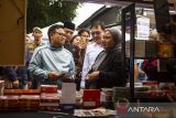 Menteri Koordinator Bidang Pemberdayaan Masyarakat Muhaimin Iskandar (tengah) berbincang dengan pelaku UMKM saat mengunjungi Bazar UMKM Berdaya Bersama di Braga, Bandung, Jawa Barat, Sabtu (21/6/2025). Kementerian Koordinator Bidang Pemberdayaan Masyarakat melaksanakan bazar dengan diikuti sebanyak 60 UMKM dan koperasi sebagai implementasi program Perintis Berdaya dalam pemberdayaan masyarakat yang berfokus pada pengentasan kemiskinan dan peningkatan ekonomi warga. ANTARA FOTO/Novrian Arbi/agr