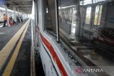 Kondisi kereta rel listrik (KRL) Commuter Line yang rusak akibat menabrak truk di Stasiun Tangerang, Kota Tangerang, Banten, Jumat (20/6/2025). KRL Commuter Line relasi Duri-Tangerang mengalami kerusakan berat pada bagian kabin masinis akibat menabrak truk boks di perlintasan sebidang kereta antara Stasiun Tangerang-Batu Ceper yang mengakibatkan jadwal perjalanan sempat terganggu dan tidak ada korban jiwa dalam peristiwa tersebut. ANTARA FOTO/Putra M. Akbar/gp