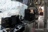 Petugas melihat kondisi kereta rel listrik (KRL) Commuter Line yang rusak akibat menabrak truk di Stasiun Tangerang, Kota Tangerang, Banten, Jumat (20/6/2025). KRL Commuter Line relasi Duri-Tangerang mengalami kerusakan berat pada bagian kabin masinis akibat menabrak truk boks di perlintasan sebidang kereta antara Stasiun Tangerang-Batu Ceper yang mengakibatkan jadwal perjalanan sempat terganggu dan tidak ada korban jiwa dalam persitiwa tersebut. ANTARA FOTO/Putra M. Akbar/gp
